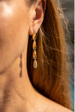 Carica l&#39;immagine nel visualizzatore di Gallery, Long Fluid Spike, drop earrings
