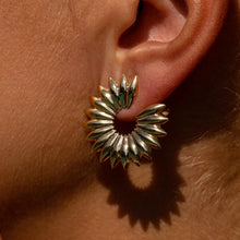 Carica l&#39;immagine nel visualizzatore di Gallery, Grain array hoop earrings, gold