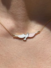 Laden Sie das Bild in den Galerie-Viewer, Flying Dove, pendant necklace