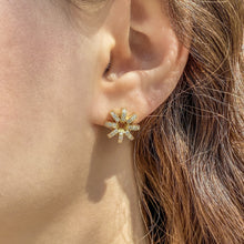 Load image into Gallery viewer, Flower, ear studs